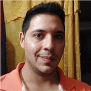 Profesor de matemáticas imparte clases a niños y adolescentes